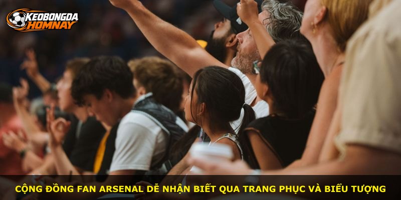 Cộng đồng fan Arsenal dễ nhận biết qua trang phục và biểu tượng